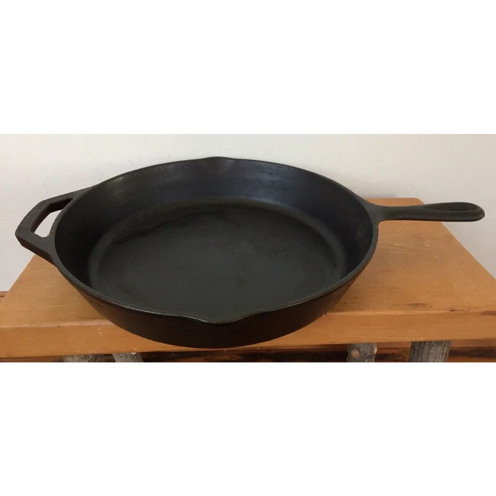 Vtg Lodge 10SK USA Cast Iron Round Corn Bread Skillet #10 Double Pour Spout 12